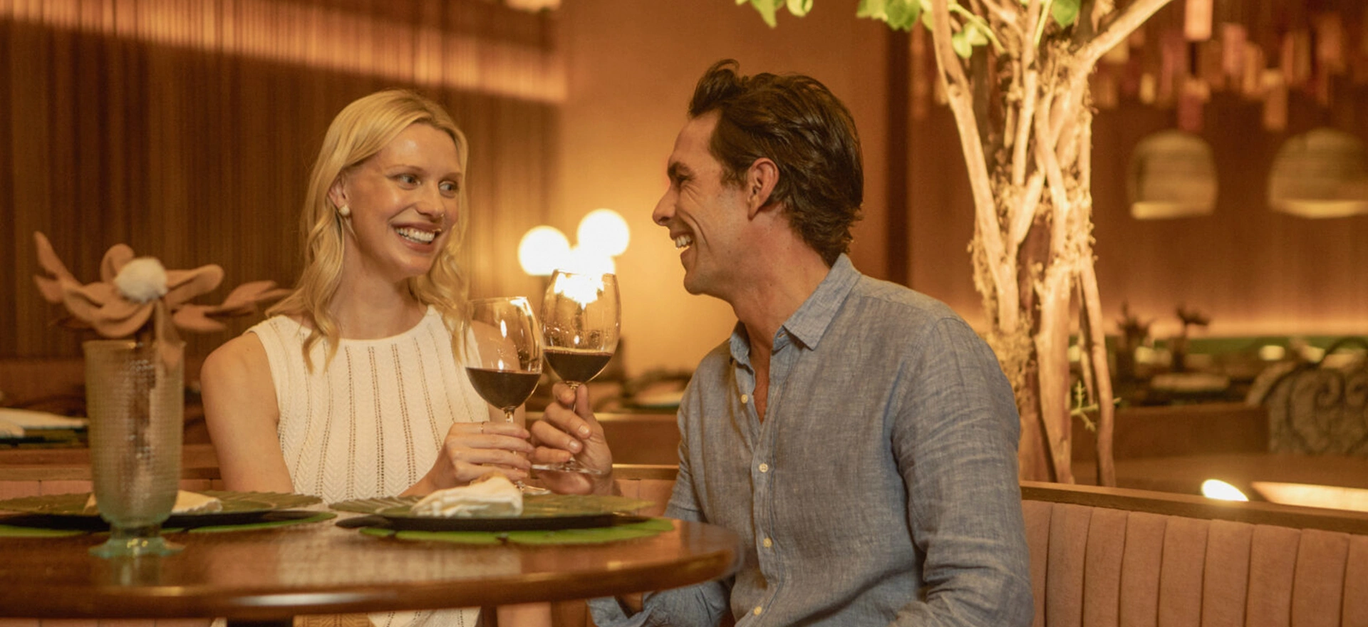 casal brindando. pensao completa no clara dourado